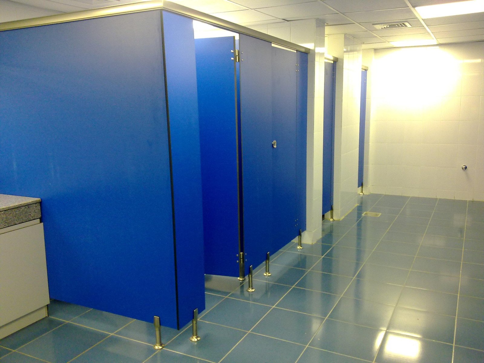 اسعا كومباكت HPL فواصل وقواطيع حمامات وشيتات