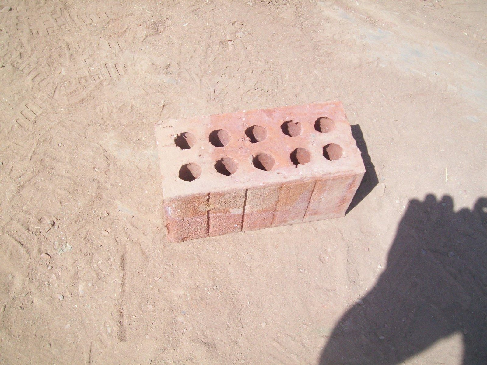 طوب احمر طفلي و اسمنتي