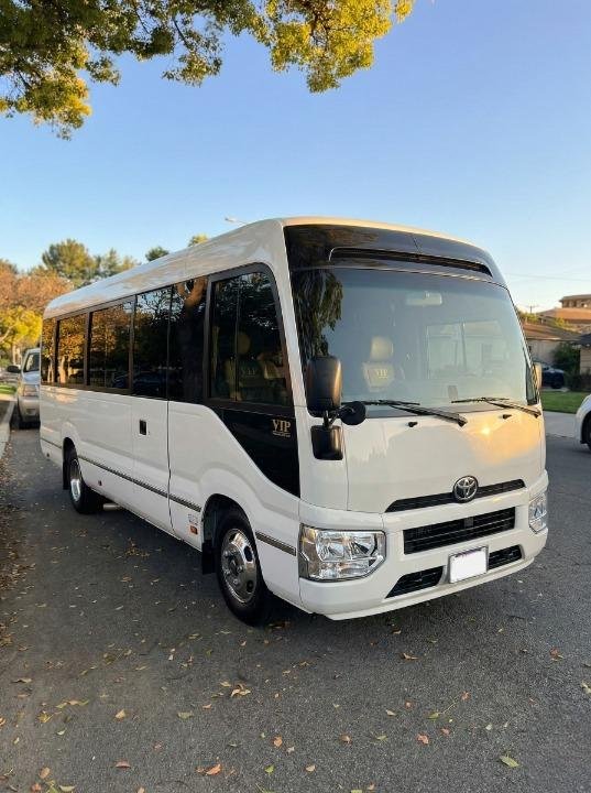 إيجار ميني باص تويوتا كوستر 2024 من شركة تورست – رحلتك تبدأ هنا!